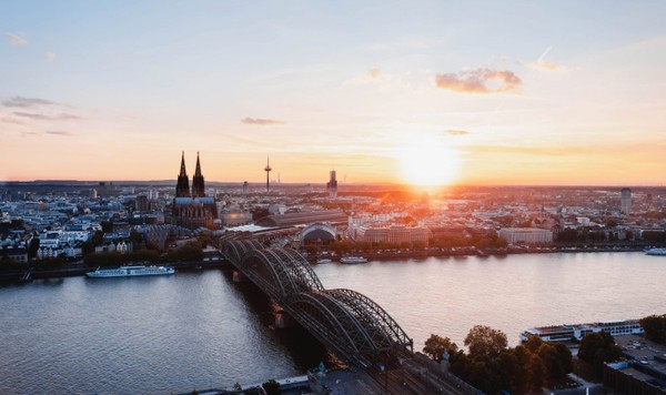 Sonnenuntergang, Blick über den Rhein mit Brücke und Kölner Dom