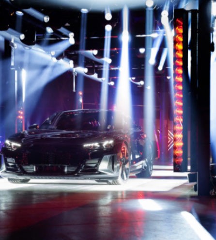 Ein Sportwagen wird von Scheinwerfern angestrahlt